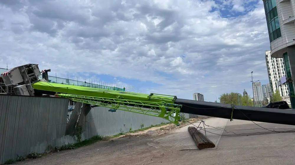 В-результате-инцидента-на-стройке-lrt-в-Астане-обрушился-кран