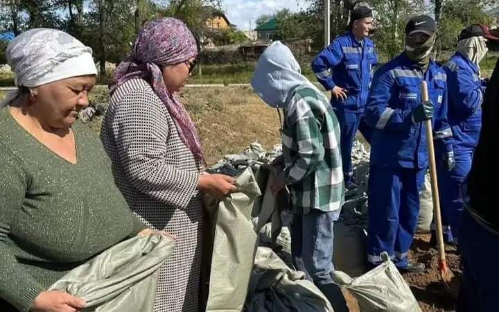 Большие-наводнения-в-Атырауской-области:-местные-жители-активно-укрепляют-дамбы
