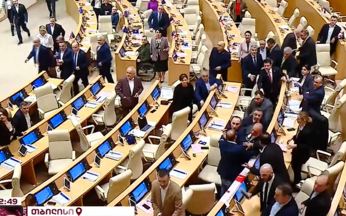 Драка-в-грузинском-парламенте-из-за-закона-об-иноагентах