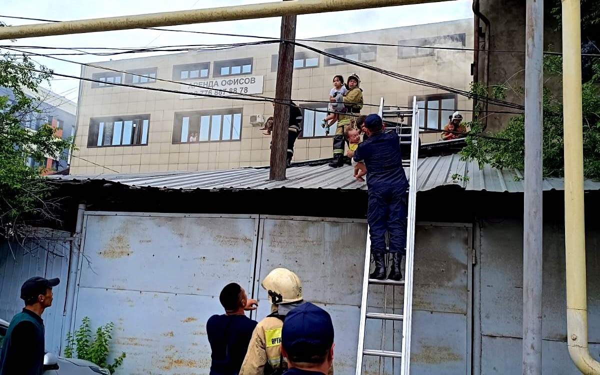 Героический-поступок-пожарных:-12-человек-спасены-из-огненной-опасности-в-Алматы