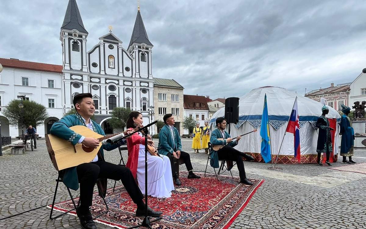Уникальные-звуки-казахских-кюи-раздались-в-горах-Словацких-Татр