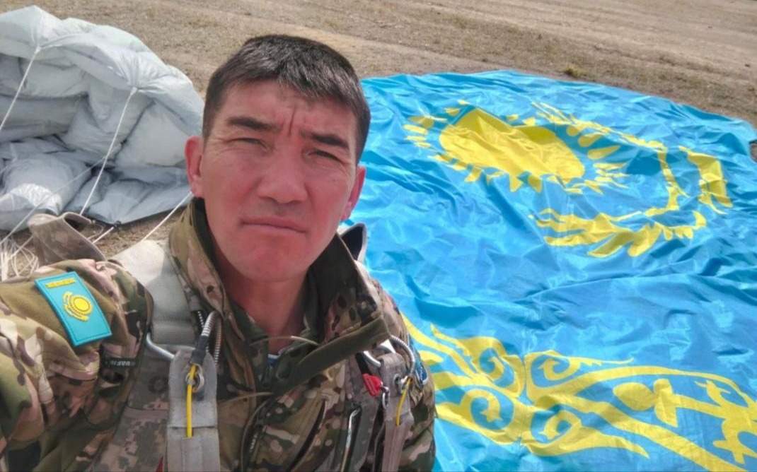 Десантник-из-Казахстана-поднял-флаг-страны-в-небе-на-учениях-в-Турции