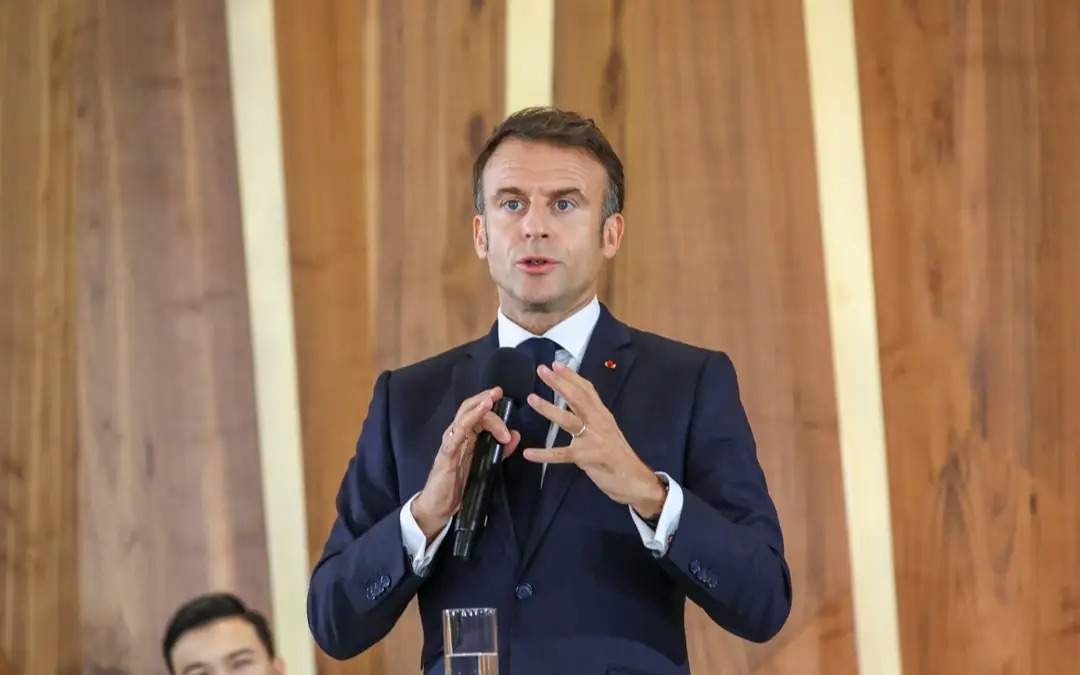 Президент-Франции-вылетает-в-Новую-Каледонию