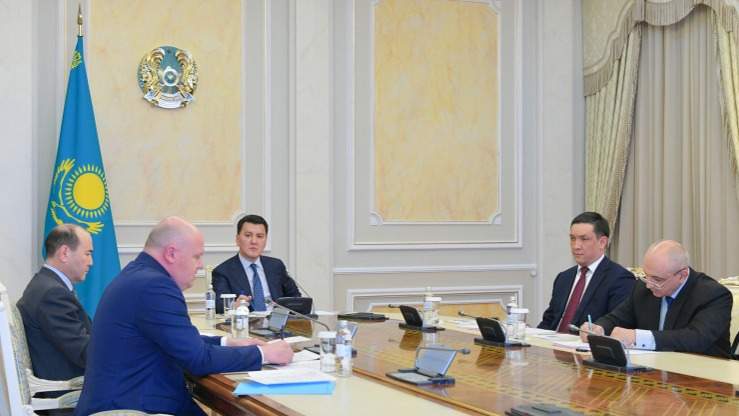 Заседание-Комиссии-по-борьбе-с-коррупцией-под-руководством-Ерлана-Карина