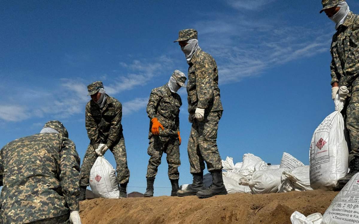 Военные-Нацгвардии-выгрузили-2-700-тонн-гуманитарной-помощи-для-пострадавших-от-наводнений
