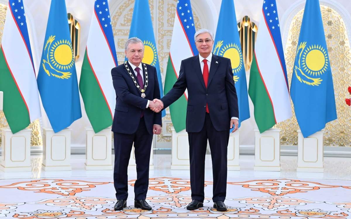 Касым-Жомарт-Токаев-наградил-Шавката-Мирзиёева-орденом-«Алтын-Қыран»