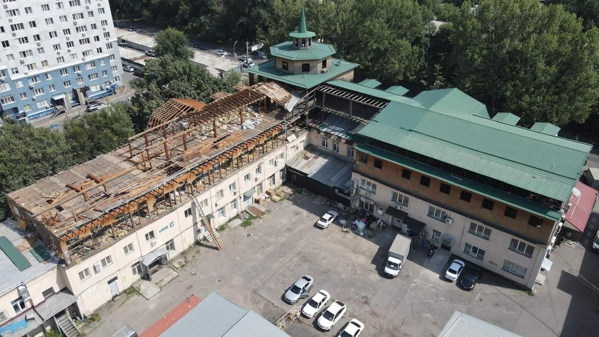 Сносят-этаж-бизнес-центра-в-Алматы-из-за-нарушений