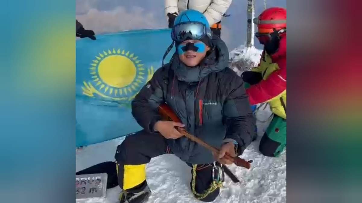 Акмолинец-сыграл-кюй-«Адай»-на-вершине-Эльбруса