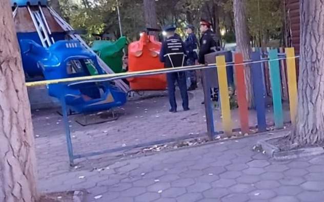 Женщина-с-ребенком-пострадали-во-время-падения-аттракциона-в-парке-Караганды