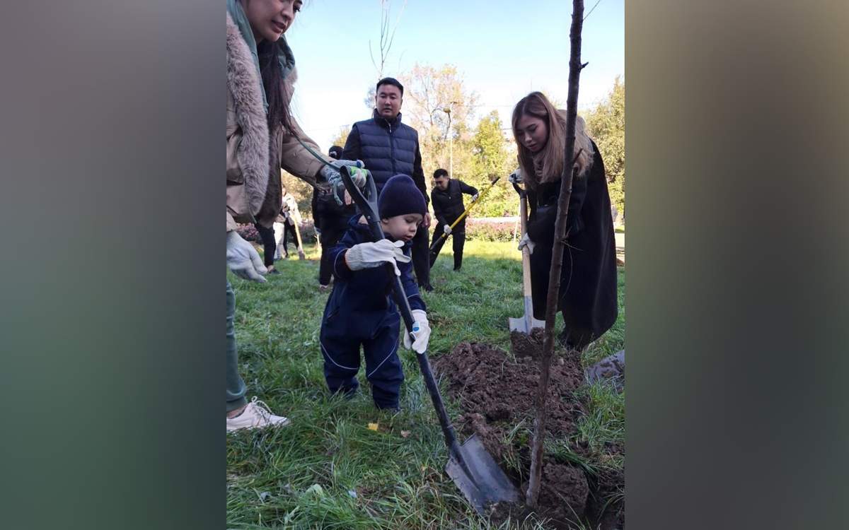 В-Алматы-проходит-масштабная-уборка-и-посадка-саженцев-в-рамках-экоакции-«Жарқын-күз»