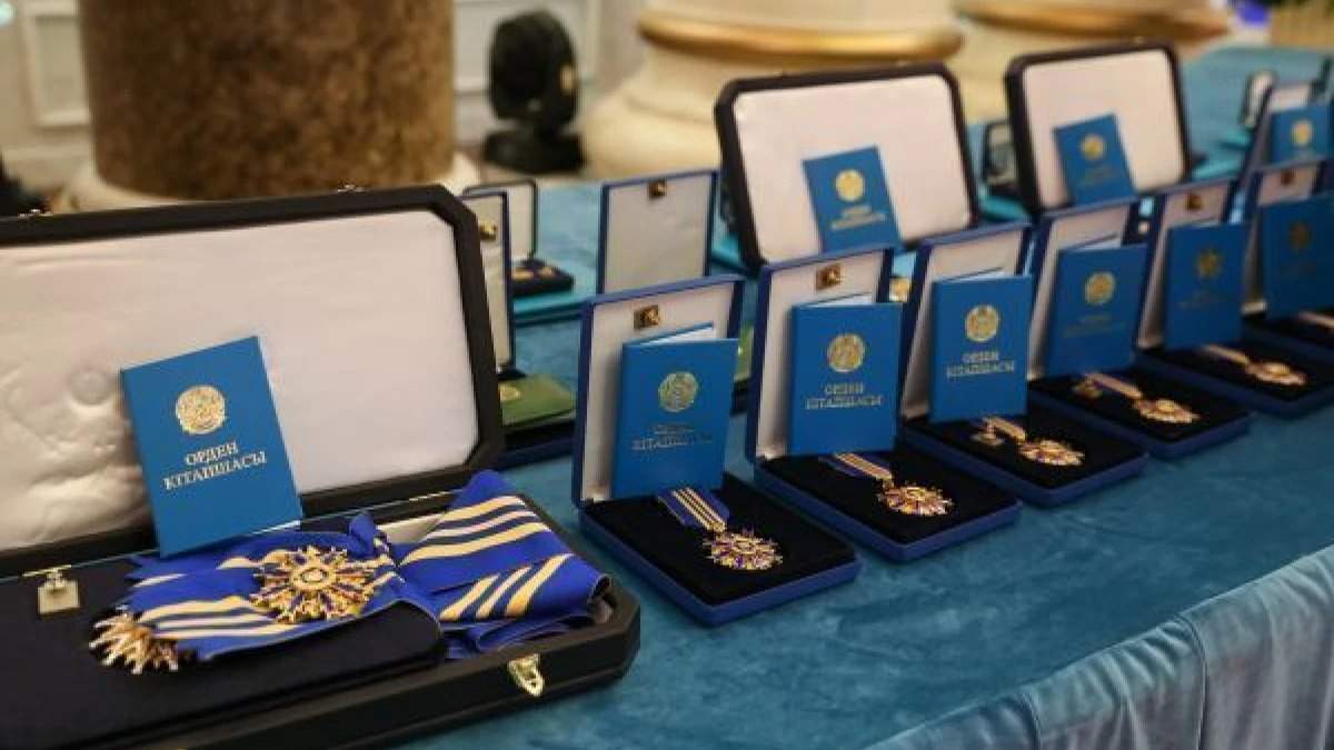 Впервые-в-истории-Казахстана-сразу-два-учителя-получили-звание-Қазақстанның-Еңбек-Ері