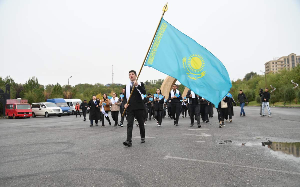 700-молодых-шымкентцев-пронесли-флаг-Казахстана-в-честь-Дня-Республики