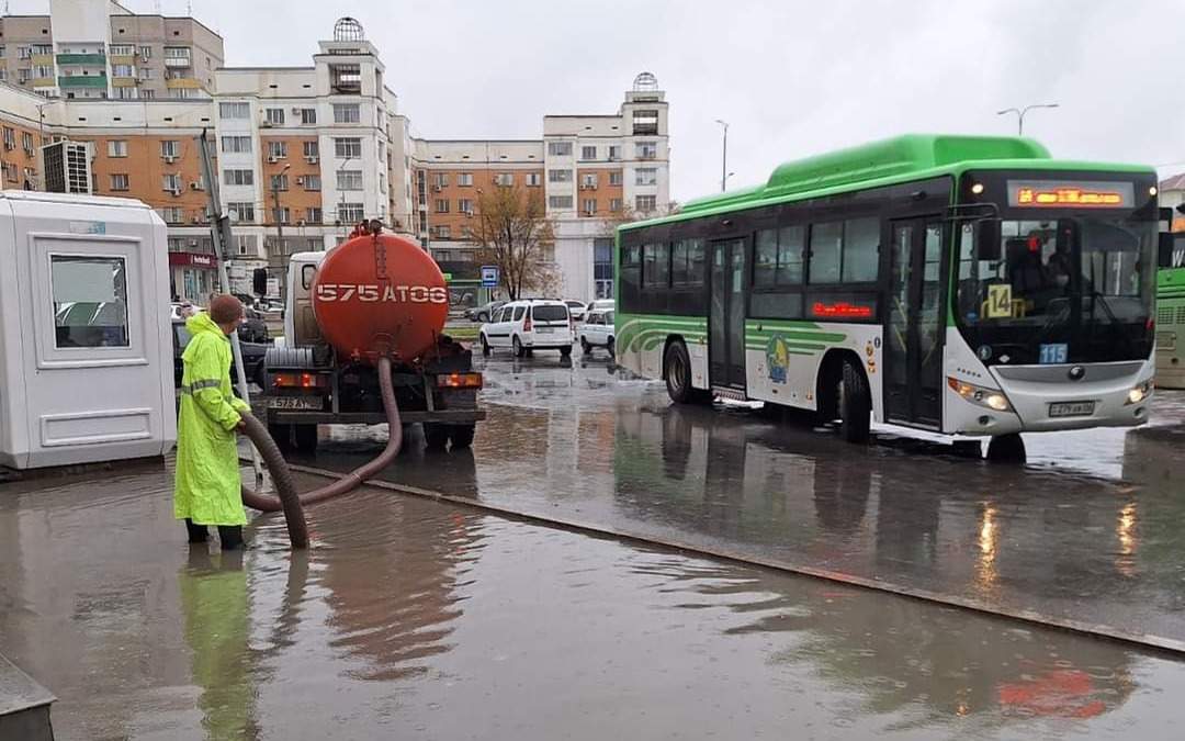 Улицы-Атырау-оказались-под-дождевой-водой