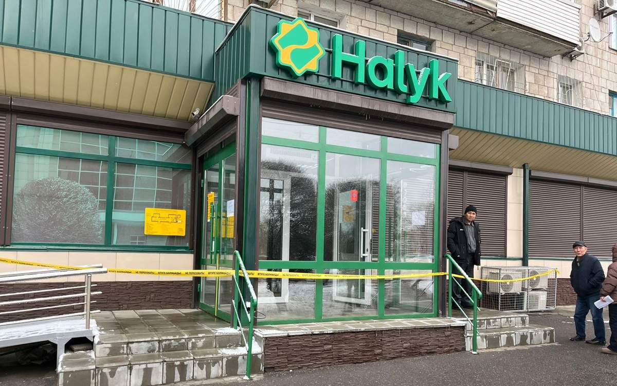 Стену-проломили-в-отделении-банка-в-Павлодаре