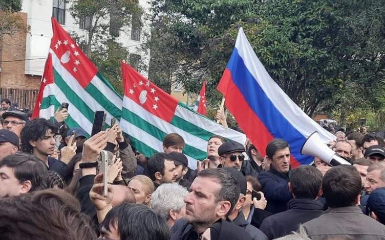 Массовые-беспорядки-в-Абхазии:-президент-Бжания-покинул-столицу