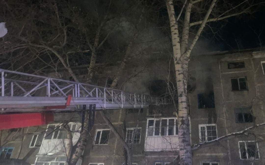 Пожар-в-пятиэтажке-Караганды:-эвакуированы-12-жильцов,-один-человек-скончался