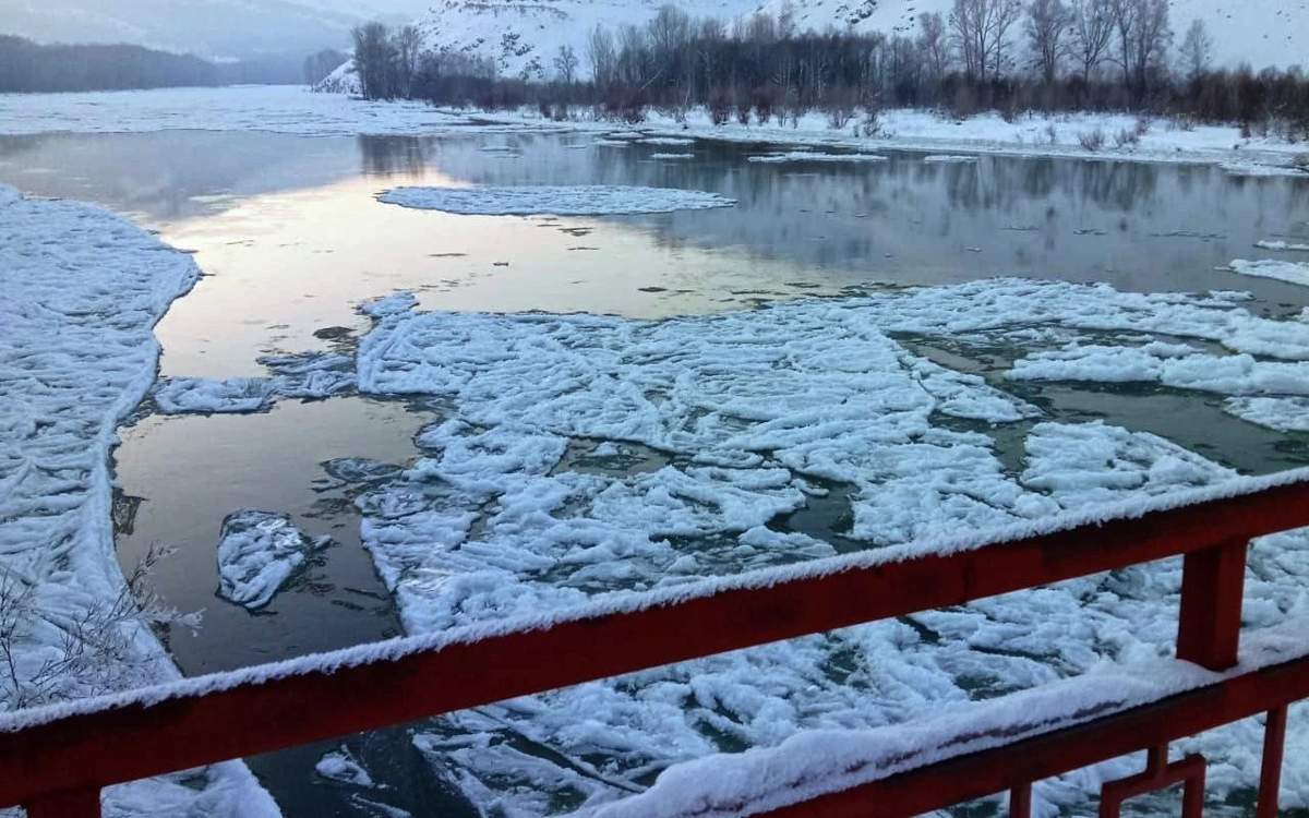 Уровень-воды-в-реке-Бухтарма-поднялся-из-за-зажора-льда