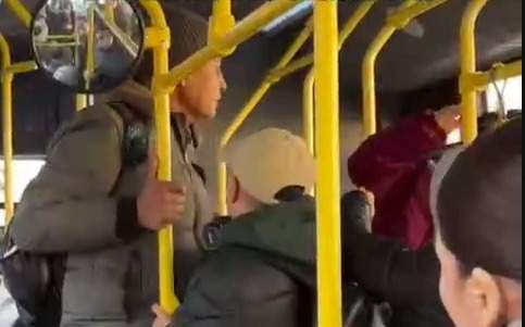 Мужчина-ударил-женщину-в-автобусе-в-Алматы