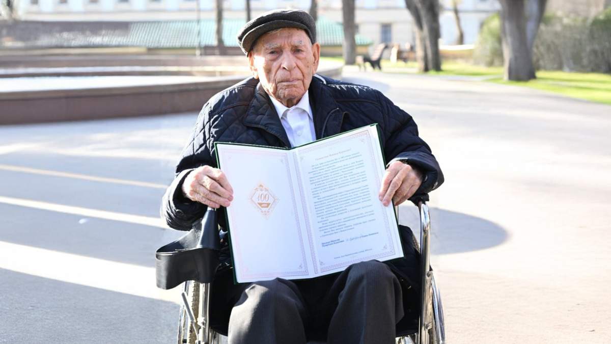 Олжас-Бектенов-поздравил-со-100-летним-юбилеем-ветерана-Великой-Отечественной-войны