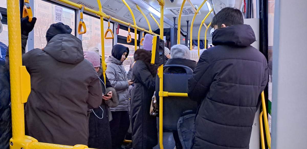 Мужчина-ударил-женщину-в-автобусе-в-Алматы:-его-арестовали