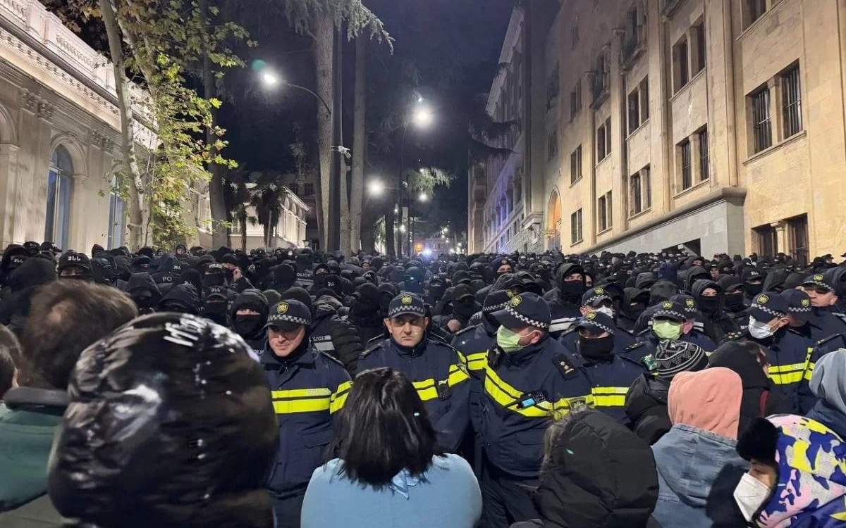 На-митингах-в-Тбилиси-у-здания-парламента-пострадали-32-сотрудника-МВД