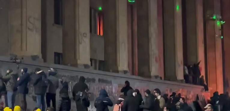 Протестующие-в-Тбилиси-устроили-пожар-в-здании-парламента-Грузии