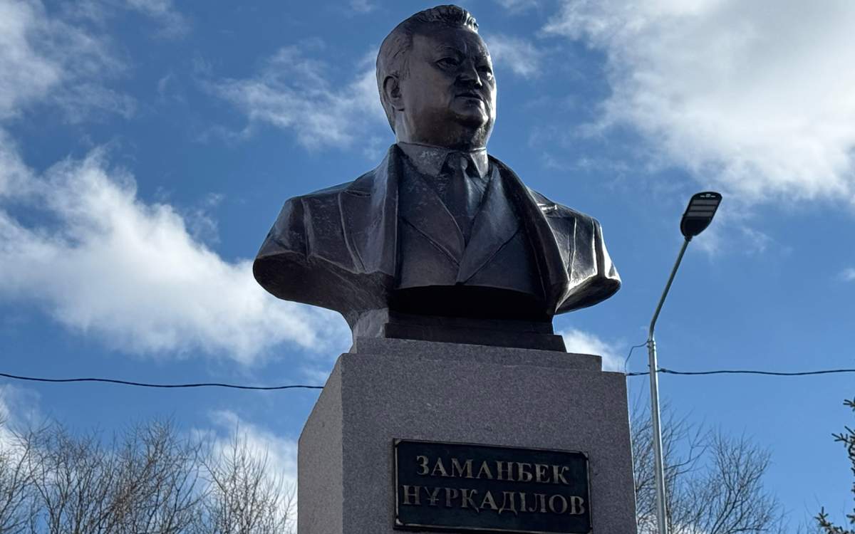 Бюст-в-честь-Заманбека-Нуркадилова-открыли-в-Алматинской-области