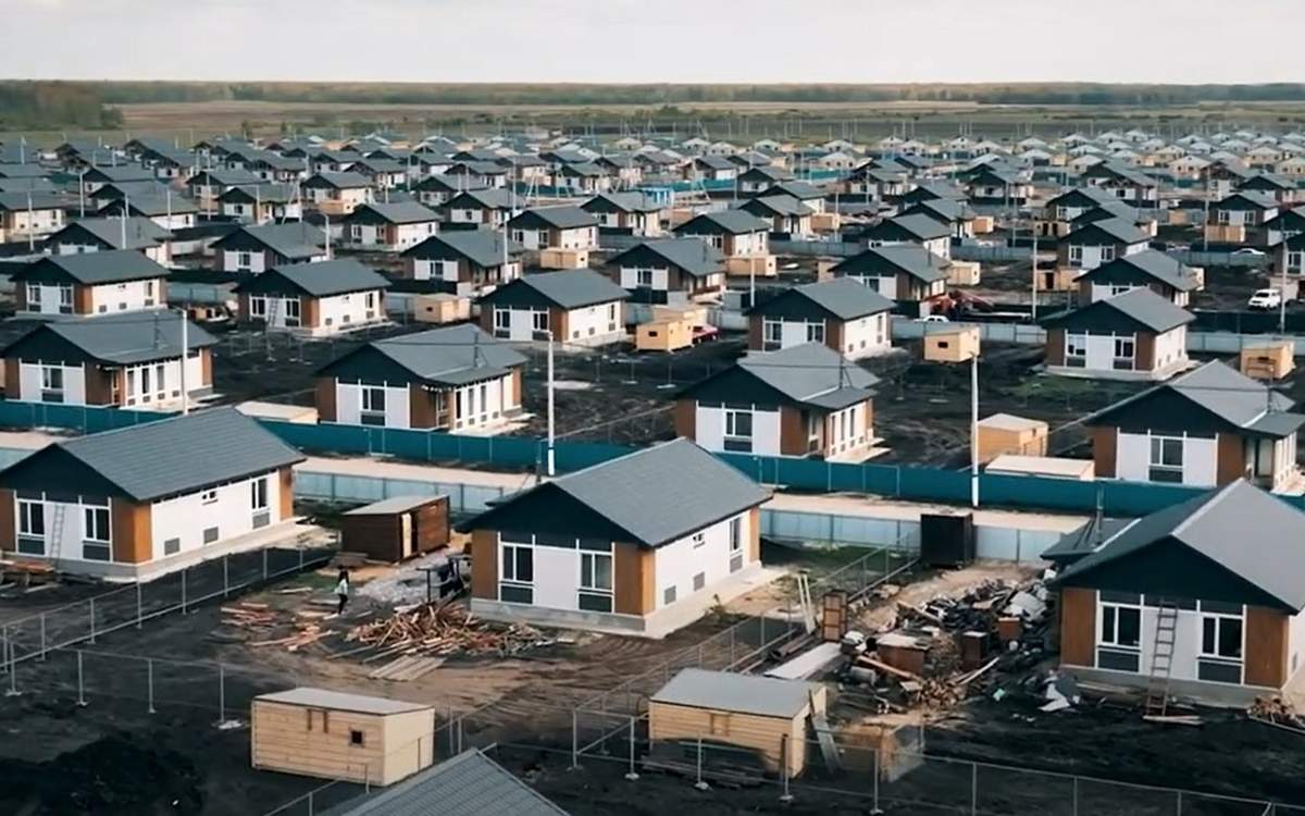 Пока-никаких-нареканий-нет-—-Канат-Шарлапаев-о-качестве-домов-для-пострадавших-от-паводков