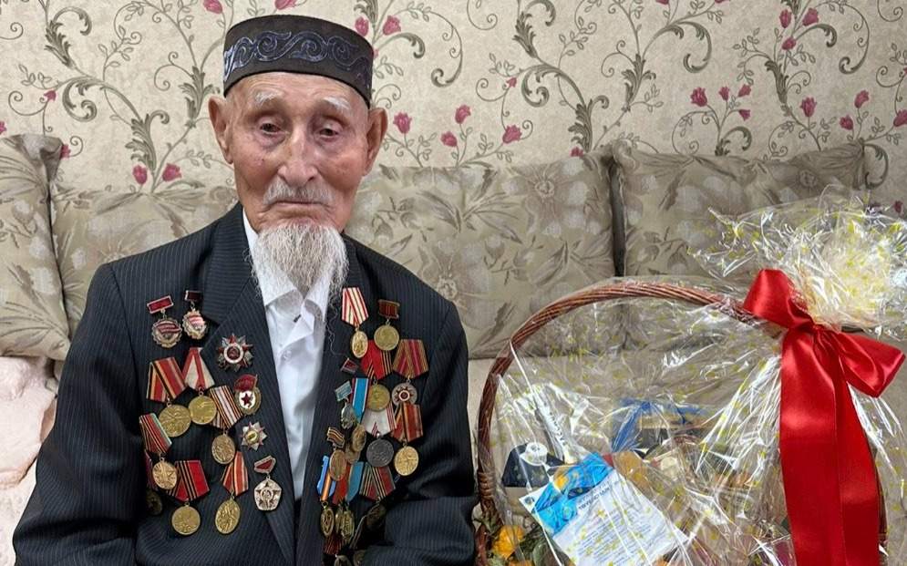 ТРК-Президента-поздравил-ветерана-Жакана-Сейсебаева-с-предстоящим-юбилеем