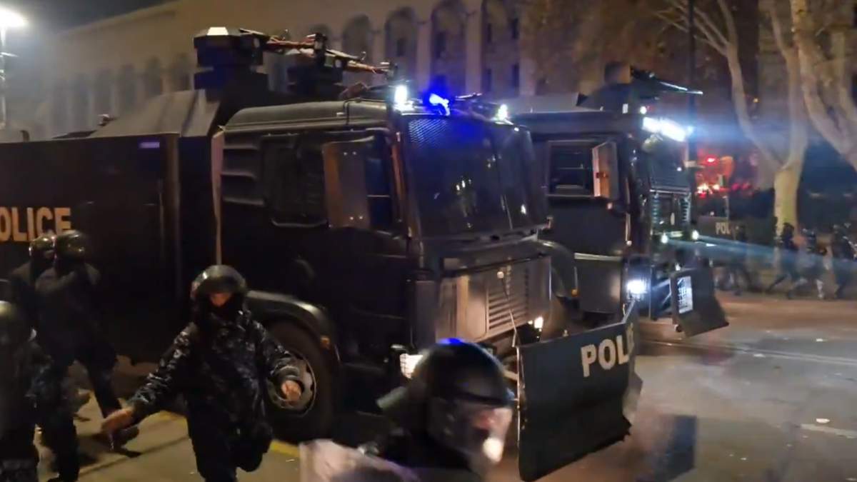 В-Тбилиси-спецназ-разогнал-протестующих-водометами