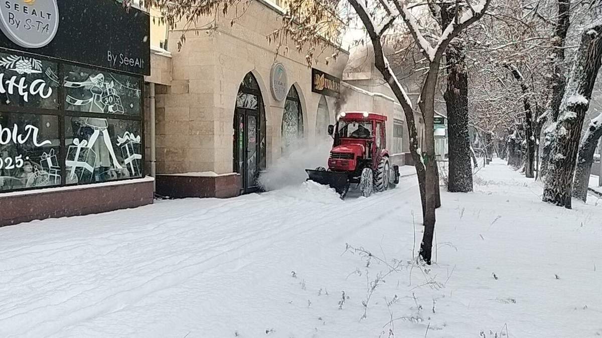 Снег-в-Алматы:-более-1200-дорожных-рабочих-вышли-на-уборку