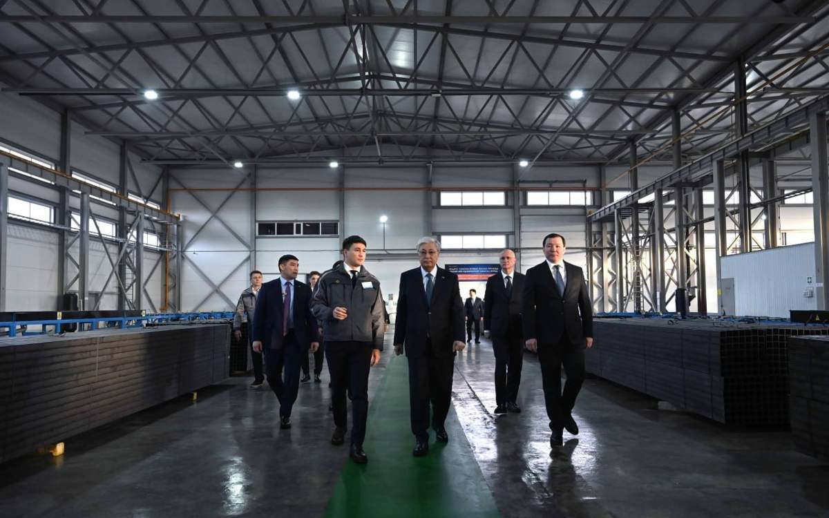 Касым-Жомарт-Токаев-осмотрел-трубный-завод-в-Актобе
