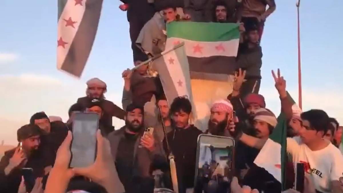 Сирийские-повстанцы-взяли-под-контроль-крупный-город-на-востоке-страны