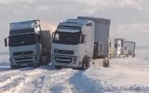 13-грузовых-автомашин-застряли-в-сугробах-в-Мангистауской-области