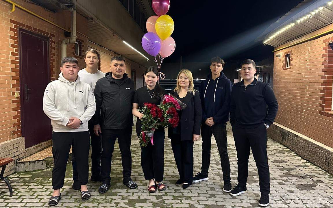 Сдавали-экзамен,-чтобы-стать-их-родителями-—-семья,-взявшая-под-опеку-подростков