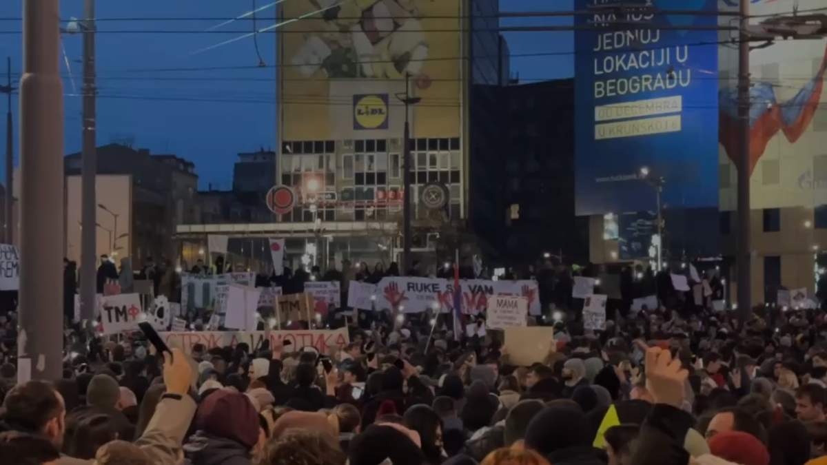 В-центре-Белграда-протестующие-из-за-трагедии-в-Нови-Саде-перекрыли-дорогу