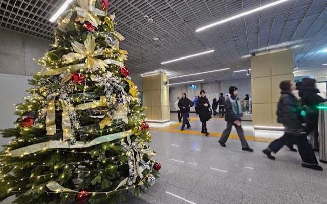 Метро-Алматы-украсили-к-Новому-году