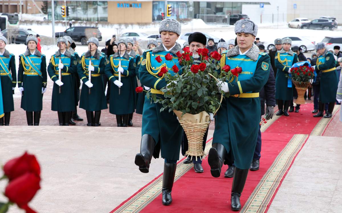 К-памятникам-легендарных-героев-Ивана-Панфилова-и-Бауыржана-Момышулы-возложили-цветы