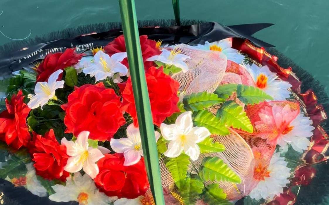 В-Каспийское-море-спустили-венки-в-память-о-жертвах-авиакатастрофы-близ-Актау