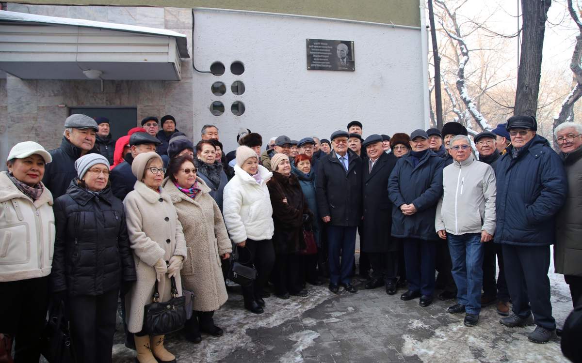 В-Алматы-установлена-мемориальная-доска-в-честь-Тимофея-Батурова