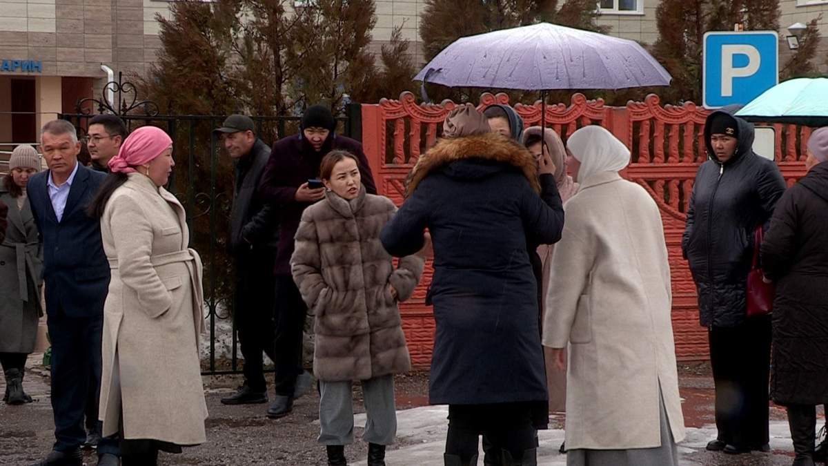 Свыше-200-учителей-школы-в-Шымкенте-боятся-потерять-работу