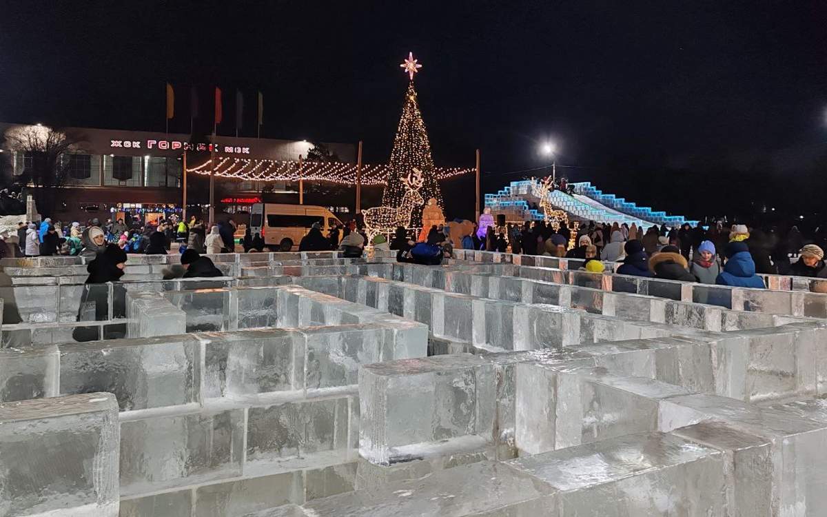 Ледовый-городок-в-Рудном-начал-таять-из-за-плюсовой-температуры