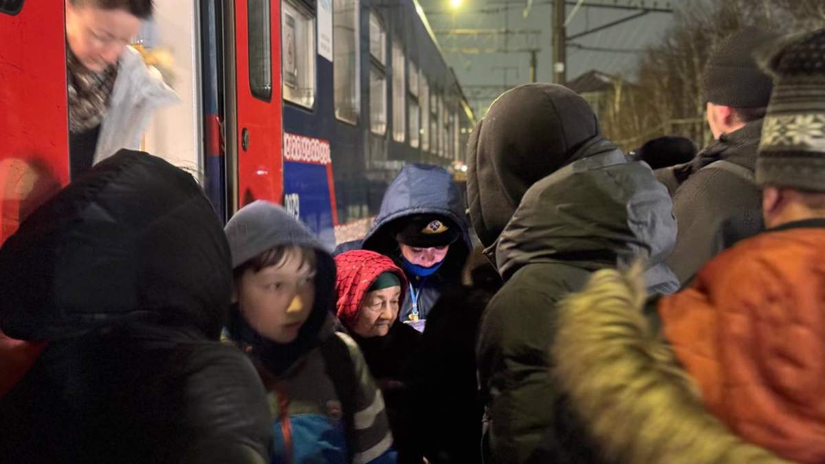 Казахстанцев-перевозят-поездами-в-связи-с-закрытием-трасс