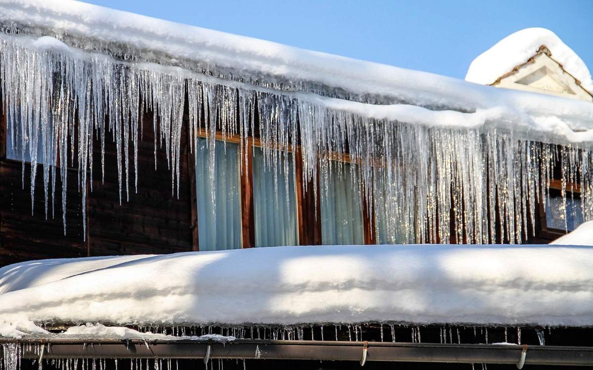 В-Риддере-решают-проблему-наледи-на-крышах-многоэтажек