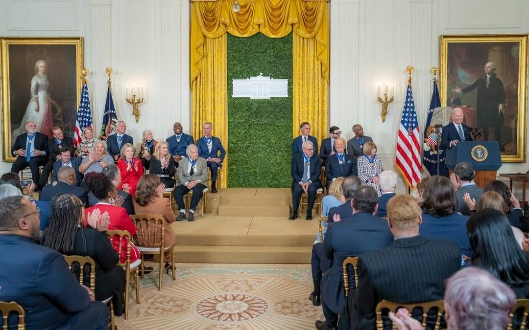 Президент-США-наградил-медалью-Клинтон,-Сороса-и-Месси