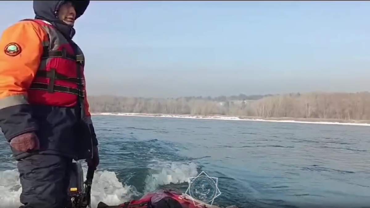 Авто-с-людьми-упало-в-реку-в-Семее:-найдено-одно-тело
