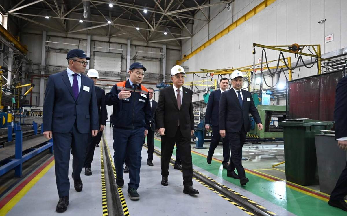 Касым-Жомарт-Токаев-ознакомился-с-работой-завода-по-производству-электровозов
