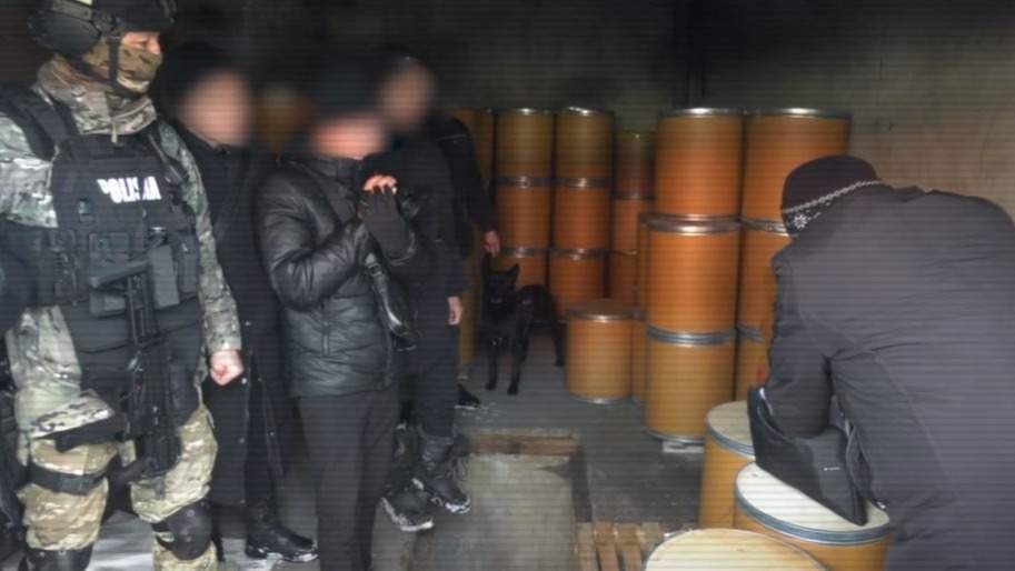 Наркогруппу-задержали-в-Алматы:-изъято-свыше-3-тонн-прекурсоров-на-$-800-тысяч
