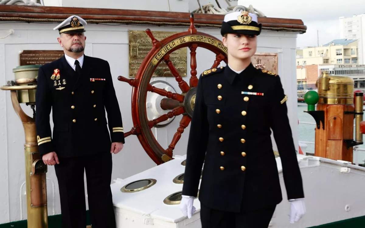 Принцесса-Испании-ушла-в-море-на-полгода-для-военной-подготовки