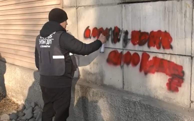 В-Алматы-закрасили-более-50-граффити-с-рекламой-наркотиков